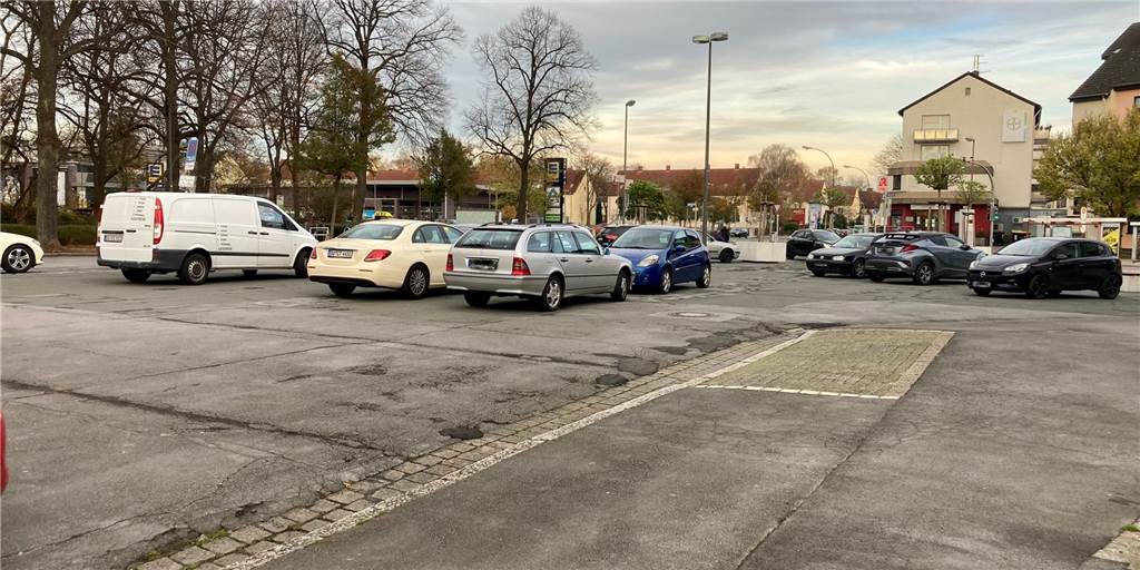 Überraschende Wende beim Umbau vom alten Evinger Marktplatz Wenig einladend sieht der alte Evinger Marktplatz zurzeit aus. Er wird überwiegend als Parkplatz genutzt.