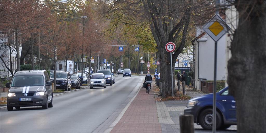 Ein Radweg an der Moltkestraße, der kein Radweg ist: Echt jetzt? Wofür sollte der rot gepflasterte Teil des Bürgersteigs an der Moltkestraße gut sein, wenn nicht als Radweg?