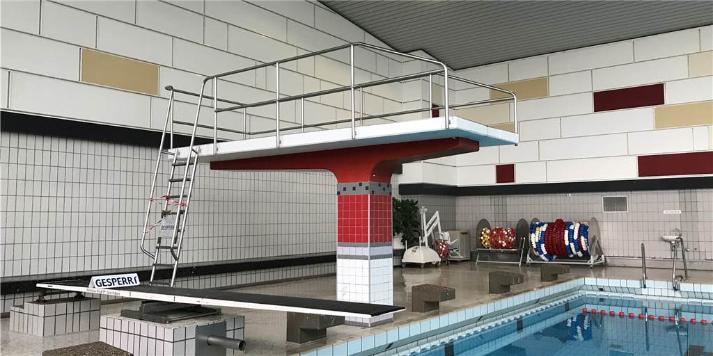 Das Sprungbrett ist abmontiert, der Drei-Meter-Turm im Hallenbad Lütgendortmund darf nicht genutzt werden.