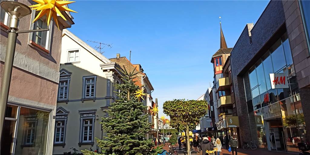 Corona: Leider keine Patentlösung für einen sicheren Weihnachtsmarkt Die Weihnachtsbäume stehen in der Fußgängerzone, die Herrnhuter Sterne sind angebracht. Am 18. November soll der Weihnachtsmarkt beginnen.