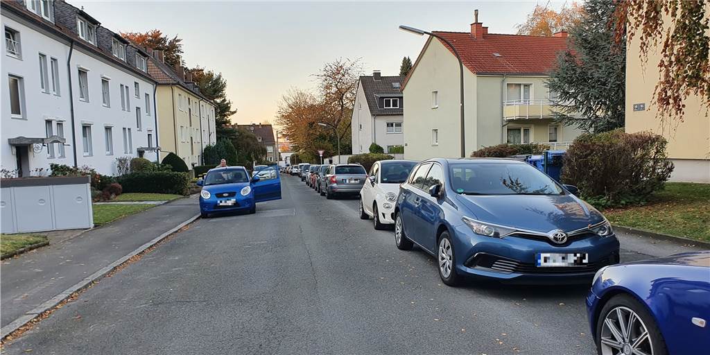 Aufregung um plötzlich strengere Falschparker-Kontrollen - „So ein Theater“ Im Kirschbaumweg in Wambel gibt es zu wenig Platz für zu viele Autos.