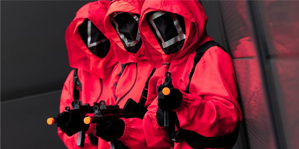 Schulleiterin zu Squid Game: „Das ist schockierend und befremdlich“ Mitarbeiter eines Kostümhändlers posieren in Kostümen aus der Serie "Squid Game" des Streaming-Anbieters Netflix. Szenen aus der Serie sind offenbar beliebtes Schulhof-Spiel geworden.