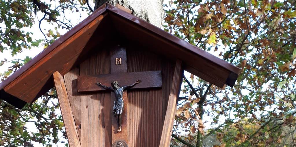 Spurlos verschwundenes Wegekreuz hängt plötzlich wieder am Baum Das Wegekreuz in der Wüllener Bauerschaft Barle ist wieder an seinem rechtmäßigen Platz.