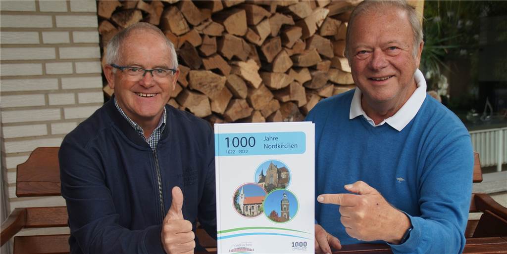 1000 Jahre Nordkirchen: Verkauf des Buchs zum Gemeinde-Jubiläum startet Hubert Kersting (l.) und Heinz Hüning freuen sich, dass das Buch "1000 Jahre Nordkirchen" jetzt fertig ist.