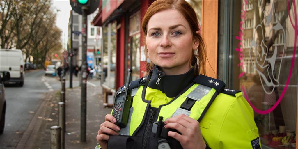 Polizistin Candice (34) rettet Dortmunder das Leben - Hunderte schauen zu Polizistin Candice N.