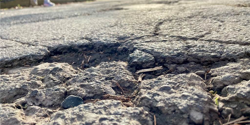 Streit um kaputte Straße eskaliert: „Das ist für mich Arbeitsverweigerung“ Ist so eine Straße noch verkehrssicher? Dieser „kleinere“ Schaden befindet sich mitten auf einer Straße im Dortmunder Süden, wo Schlaglöcher immer wieder provisorisch ausgebessert werden.