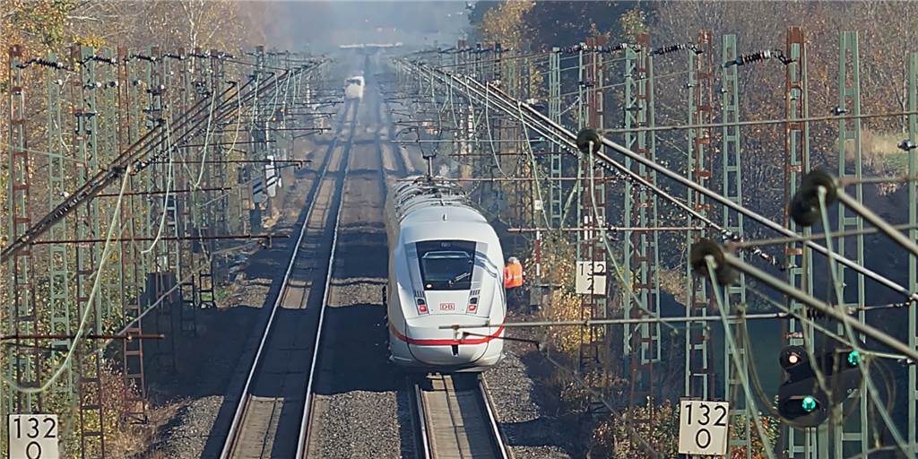 Ein ICE stoppt auf offener Strecke, etwa 250 Meter hinter dem Bahnhof Methler. Bei der Durchfahrt verletzte sich eine Person aus ungeklärten Gründen.