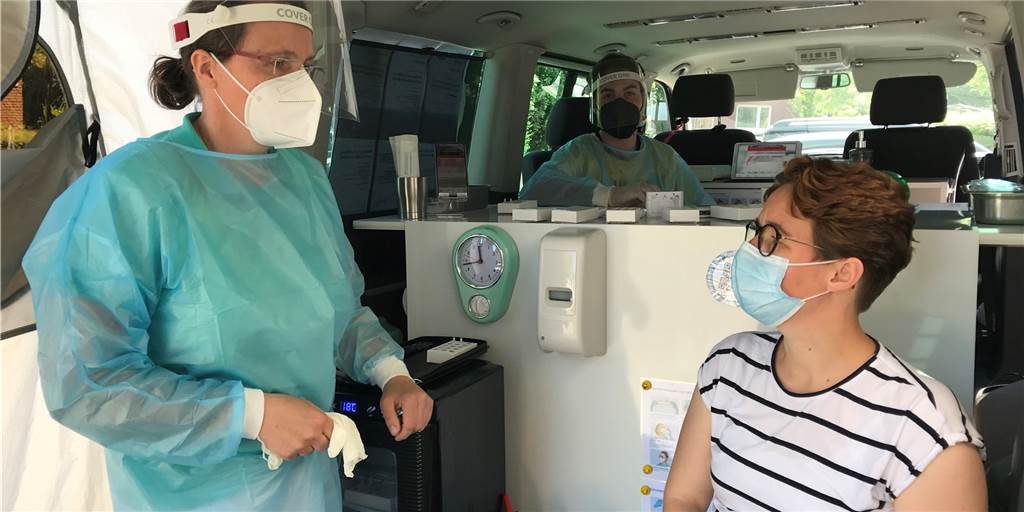 Corona-Pandemie: Kommen die Schnellteststellen wieder zurück nach Legden? Theresia Heuser und ihr Sohn Willem im Sommer in der mobilen Teststation in Asbeck.
