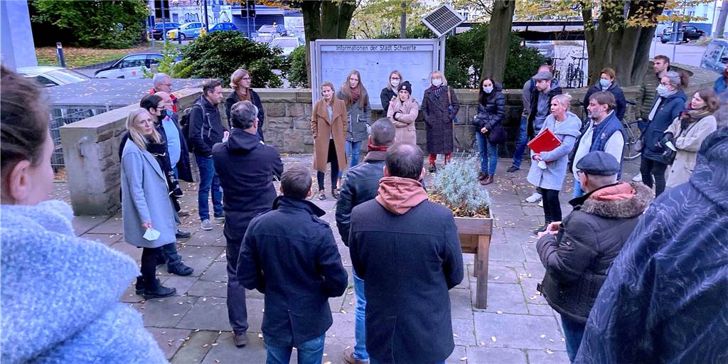 Vor Beginn der Schulausschusssitzung diskutierten Mitglieder der SPD-Fraktion vor dem Rathaus mit Lehrern der Gesamtschule.
