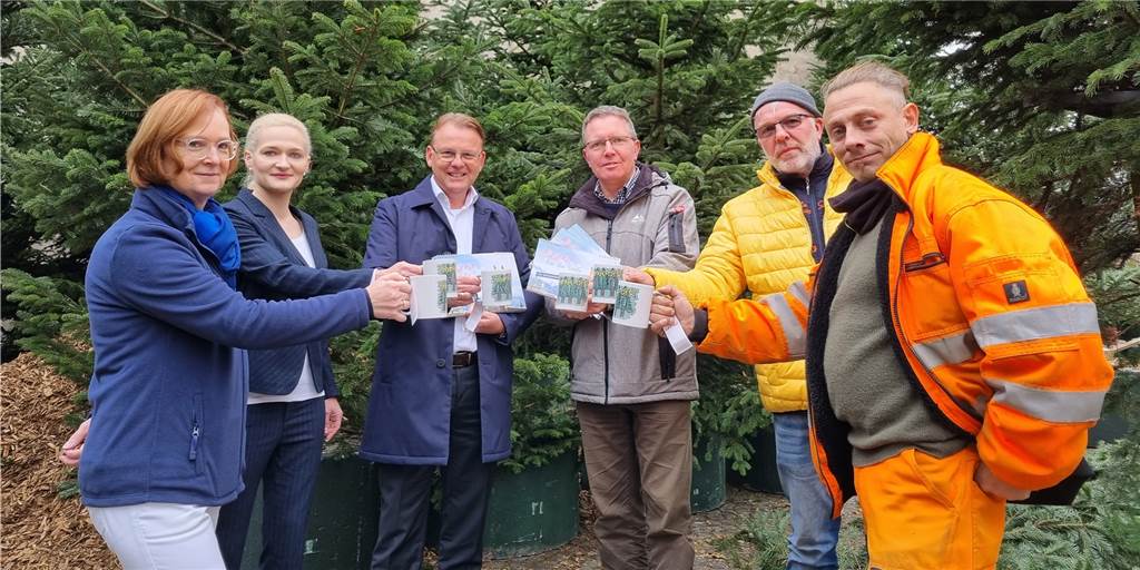 Glitzerwald und Adventsmarkt finden statt – Stadt hat Bedingungen festgelegt Bürgermeister Thomas Orlowski (3.v.l.) hat zum Pressetermin zum Thema "Glitzerwald und Adventsmarkt" eingeladen.