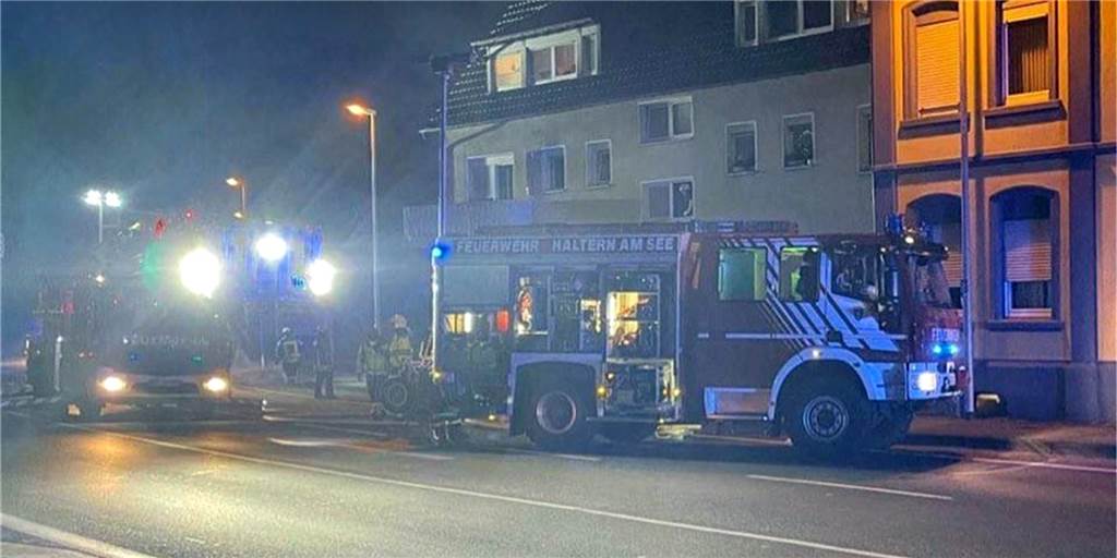 Dunstabzugshaube brennt: Vier Verletzte bei Wohnungsbrand in Haltern Die Feuerwehr rückte am Donnerstagabend zu einem Wohnungsbrand an dein Recklinghäuser Straße aus.