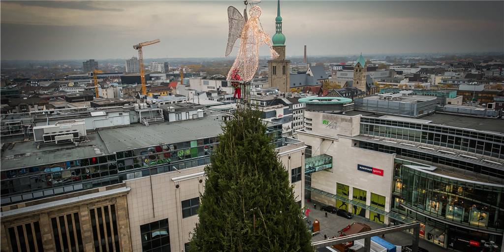 Re-Live: Hier kommt der Engel auf Dortmunds Riesen-Tanne Am Freitag wird die Dortmunder Riesen-Tanne fertig.
