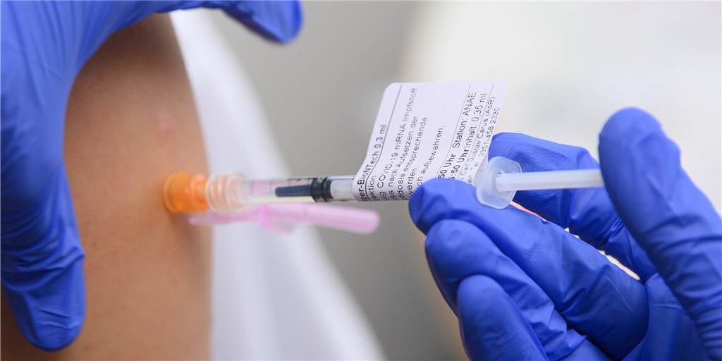 Booster-Impfung in Selm: Alles, was Sie wissen müssen Ein Patient erhält die Booster-Impfung mit dem Biontech-Impstoff.