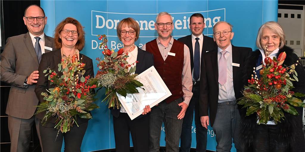 Barbara Mense ist Unternehmerin des Jahres: „Ich bin hochrot angelaufen“ Christoph Winck, Verlagsleiter der Dorstener Zeitung, und Petra Menting (Volksbank Schermbeck) ehrten Müllerin Barbara Mense, die zur Unternehmerin des Jahres 2021 gewählt wurde. Mit ihr freuten sich Ehemann Detlef Hinzmann, Bürgermeister Tobias Stockhoff sowie Menses Eltern, Wilhelm und Johanna Mense (v.l.).