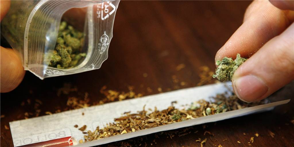 Chats eines Vredener Kleindealers geben Einblicke in den Marihuanahandel Ein Marihuanakonsument (Symbolbild) bereitet einen Joint vor. Cannabis prägte das Leben eines Kleindealers aus Vreden, der sein Leben jetzt auf neue Beine stellen will.