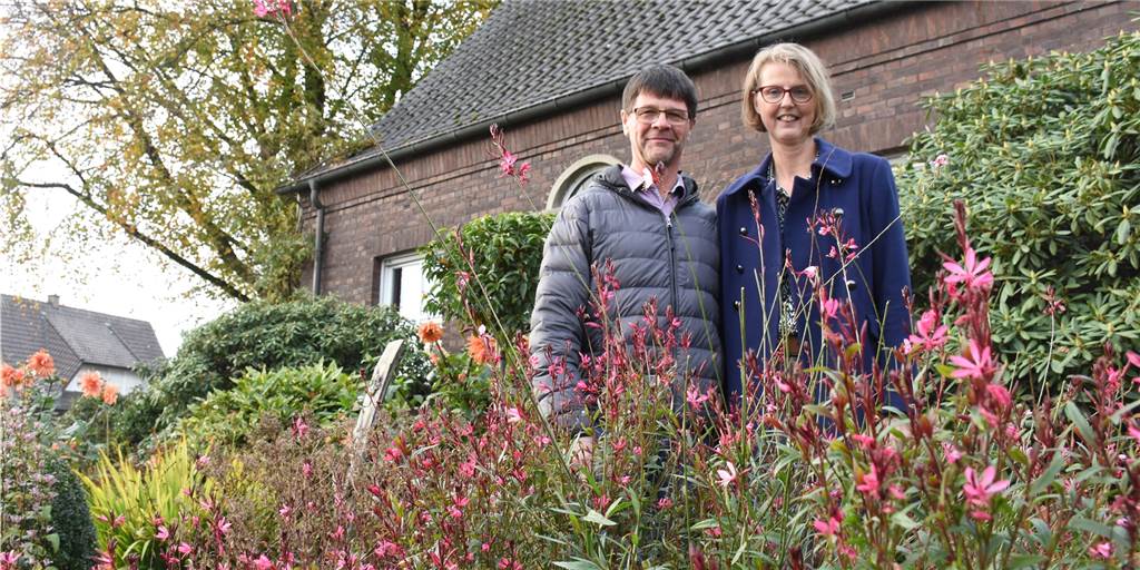 So pflegeleicht kann ein insektenfreundlicher Vorgarten sein Nicola und Hubert Gerding haben beim Vorgartenwettbewerb der Stadt Vreden den ersten Platz belegt.