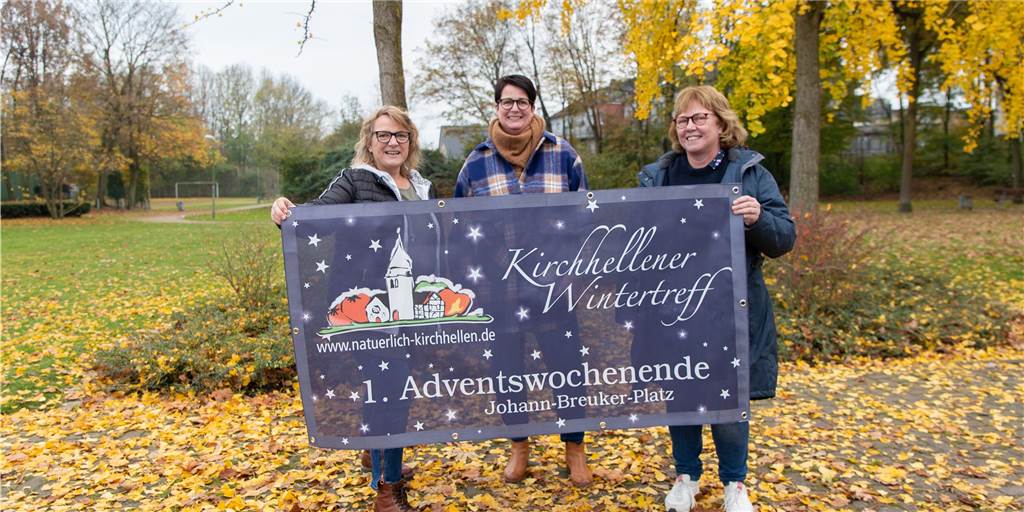 Kirchhellener Wintertreff fällt aus Die Vereinsvorsitzende von „Natürlich Kirchhellen", Gundis Jansen-Garz, präsentiert mit Claudia Siebeker und Maria Beusing das Banner für den diesjährigen Wintertreff.