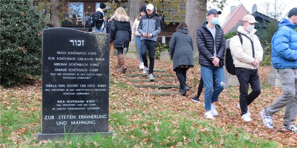 Gedenken an Pogromnacht: Fanatische Nazis lehrten Juden das Fürchten Im Rahmen der Gedenkveranstaltung der Gesamtschule zur Pogromnacht besuchten die Teilnehmer am Donnerstag auch den Friedhof der ehemaligen jüdischen Gemeinde.