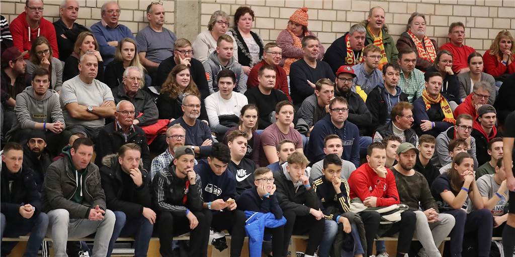 2G bei der Stadtmeisterschaft – Eine Besuchergruppe kommt mit Negativ-Test in die Halle 2G bei der Stadtmeisterschaft – Eine Besuchergruppe kommt mit Negativ-Test in die Halle