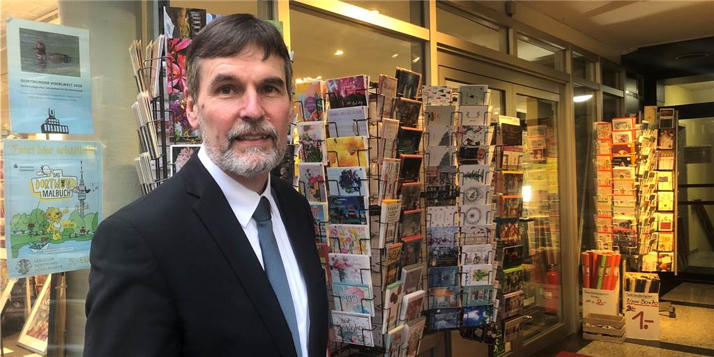 Axel Schröder ist Inhaber der Postergalerie an der Kampstraße in Dortmund und führt den Verein Aktion Boulevard Kampstraße. „Wir werden schon seit zehn Jahren immer wieder vertröstet“, sagt er.