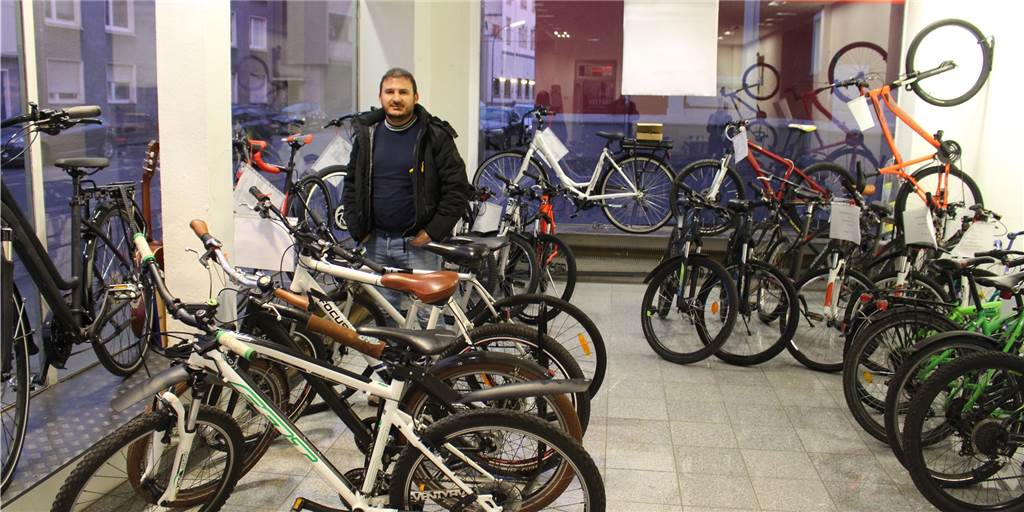 „Dein Fahrrad“: Neues Fahrradgeschäft in Dortmund – aber nur für kurze Zeit Shadi Abdal Jwand verkauft in seinem Geschäft „Dein Fahrrad“ reparierte und aufgemöbelte Fahrräder.