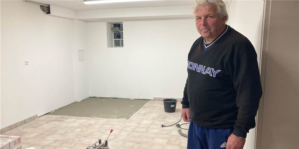 Vier Monate nach Hochwasser in Lünen: Schäden noch lange nicht beseitigt Henning Illner steht im Keller seines Hauses Auf dem Eigengrund. Vier Monate nach dem Hochwasser laufen die Sanierungsarbeiten. Und die Hauseigentümer versuchen sich auch vor vollgelaufenen Kellern zu schützen.