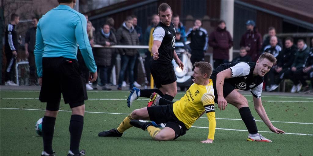 Lippramsdorf schlägt Ovelheys Merfeld mit 4:0 - Rückkehrer trifft sofort Den Zweikampf gegen Merfelds Jan Philip Tüns gewinnen Lippramsdorfs Malte Hilbrich (r.) und Jonas Zernahle genauso wie am Ende auch das Spiel.