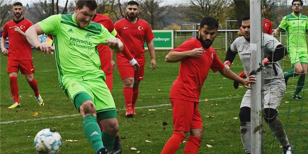 Die „Alm“ ist aus dem Häuschen: SV Bausenhagen dreht gegen TSC Kamen II das Match Markus Löcken und der SV Bausenhagen setzten sich gegen den TSC Kamen II am Ende mit 4:1 durch.