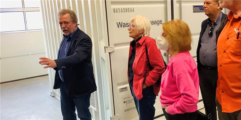 Grüne treffen einstimmige Entscheidung im Fall der 3G-Verweigerin Henke Wohl ein Bild der Vergangenheit: Notburga Henke (2.v.l.) bei einem Ortstermin der Grünen in Herten beim H2-Netzwerk Ruhr mit Uli Werkle und Ursula Mintrop-Werkle.
