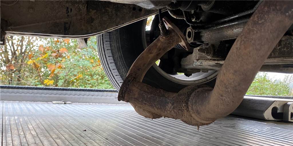 Katalysatoren geklaut: Diebe schaden Besitzern von Altautos massiv Katalysator-Diebstahl ist für die Autobesitzer hochgradig ärgerlich - die Diebe sind scharf auf die Edelmetalle im Katalysator, die sie zu Geld machen können.