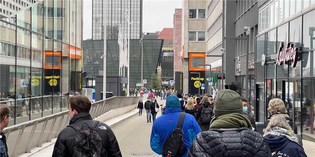 Re-Live: Riesen-Schlange vor Impfbus am Fußballmuseum in der Dortmunder City Die Warteschlange für den Impfbus verläuft am Montagmittag weit am Fußballmuseum vorbei.