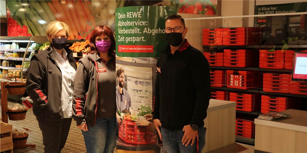 Rewe Gödecke bietet jetzt auch einen Abholservice an Inhaberin Kathrin Gödecke (l.) und ihre Mitarbeiter präsentieren stolz den neuen Abhol-Tresen im Kirchhellener Supermarkt. Hier gibt es sogar eine separate Kasse, an der die bestellten Einkäufe bezahlt werden können.