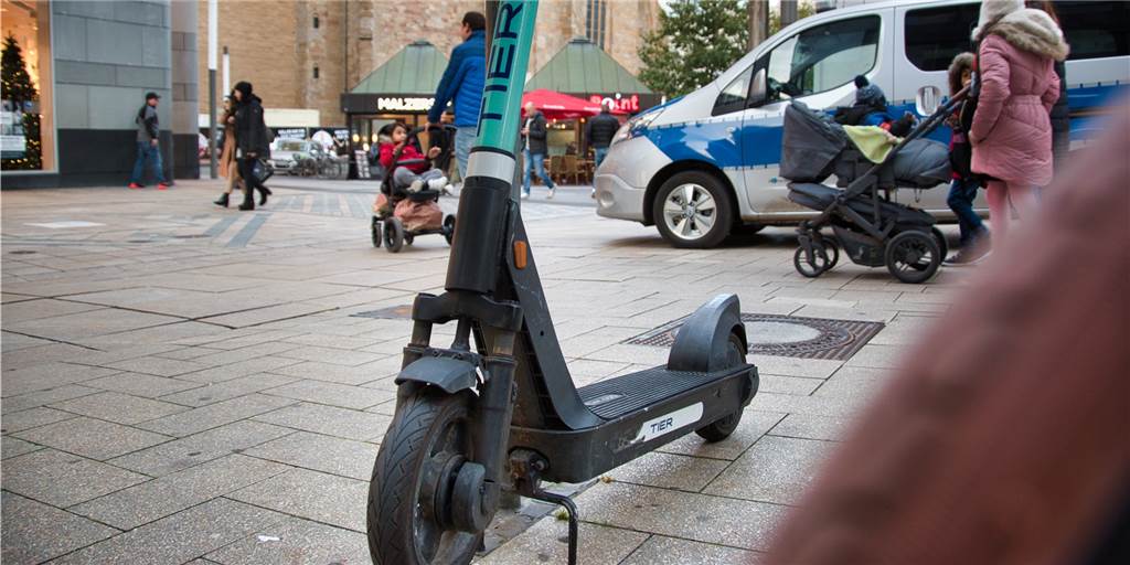 Immer mehr E-Scooter in Dortmund – Schreitet die Stadt ein? TIER E-Scooter in der Innenstadt