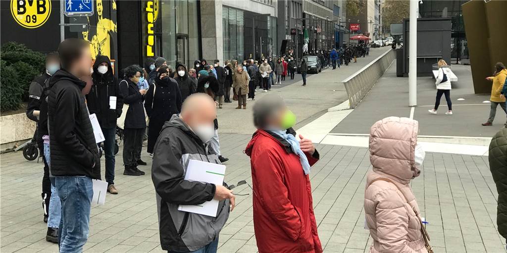Drei Stunden Warten bei 8 Grad: Gereizte Stimmung vorm Impfbus in Dortmund Vom Platz der Deutschen Einheit aus zog sich die Schlange weit am Fußballmuseum vorbei.