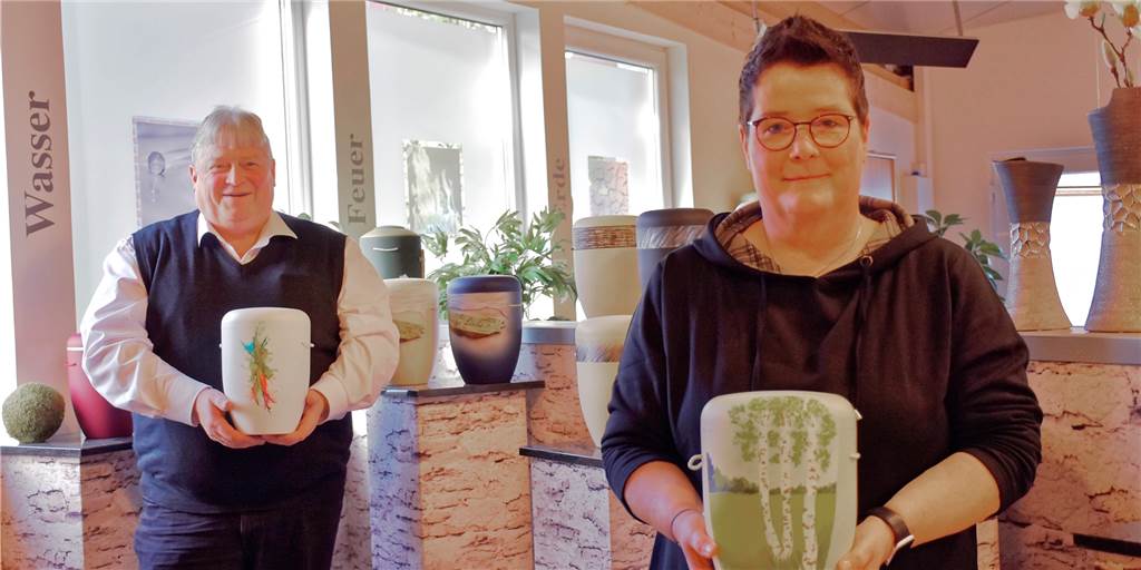 Bestattung in persönlich gestalteter Urne: „Trend ist nicht aufzuhalten“ Berthold Büsker (l.) und Marion Laumann (r.) präsentieren verschiedene Urnen-Kreationen aus der Ausstellung in Südlohn.