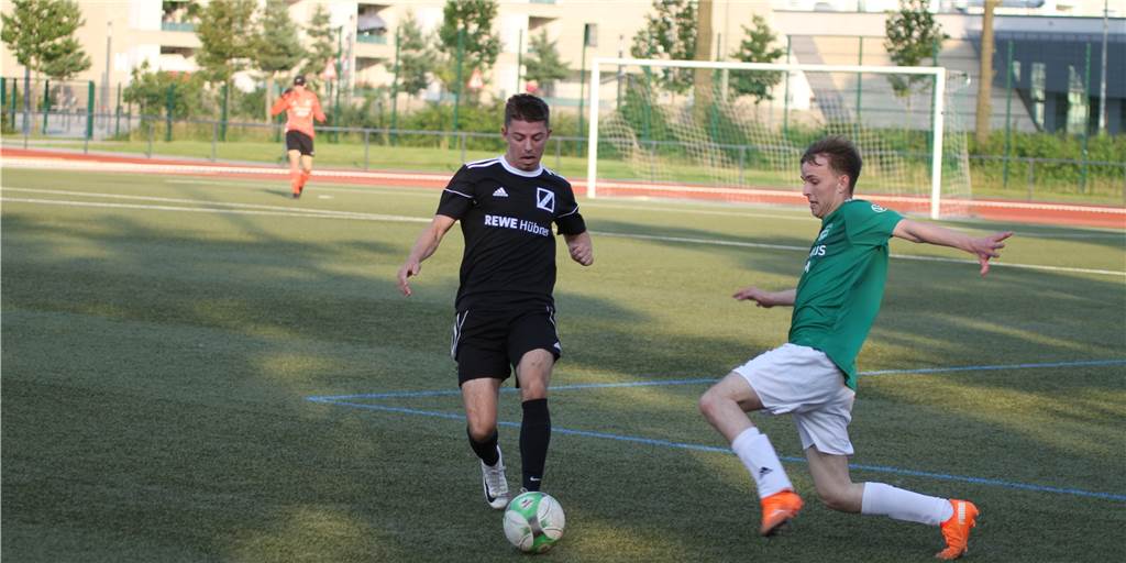 Im Video: Tore und Emotionen vom 3:2-Kracher zwischen dem BSV Heeren und GS Cappenberg Julius Becker (l.) fliegt regelmäßig für Spiele von Grün-Schwarz Cappenberg von Lettland zurück in seine Heimat.