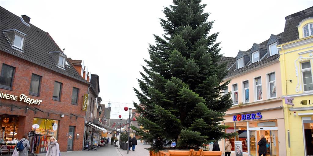 Absage des Winterzaubers ist in Ahaus noch kein Thema Der Weihnachtsbaum steht schon, die Beleuchtung ist aufgehängt. Die Innenstadt wartet auf Freitag, 19. November: Zu "Ahaus leuchtet auf" soll dann die Weihnachtsbeleuchtung eingeschaltet werden. Damit beginnt der Winterzauber. Der soll trotz der gestiegenen Infektionszahlen stattfinden.