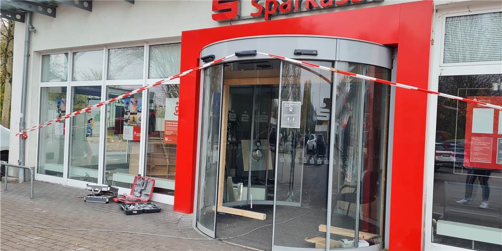 Nach Geldautomaten-Sprengung in Lanstrop: „Da hat es auf einmal geknallt“ Bis auf wenige Ausnahmen kommt hier niemand rein: nach einer Geldautomatensprengung ist die Sparkasse in Lanstrop vorübergehend geschlossen.