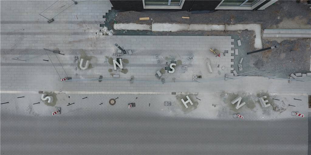 Aus der Vogelperspektive wird klar, was Passanten mitunter rätseln lässt: Was bedeuten die Beton-Gebilde vor der Tür des Jugendhauses am Sandforter Weg in Selm?