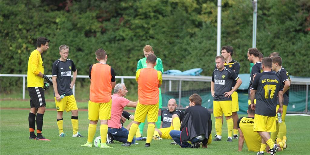 Schreckenspost aus der 78. Minute: SC Capelle nach 1:7-Klatsche doppelt gestraft Reinhard Behlert im Kreise seiner Mannschaft: Die Spieler des SC Capelle mussten gegen Spitzenreiter GW Amelsbüren nicht nur eine deutliche Niederlage verkraften.