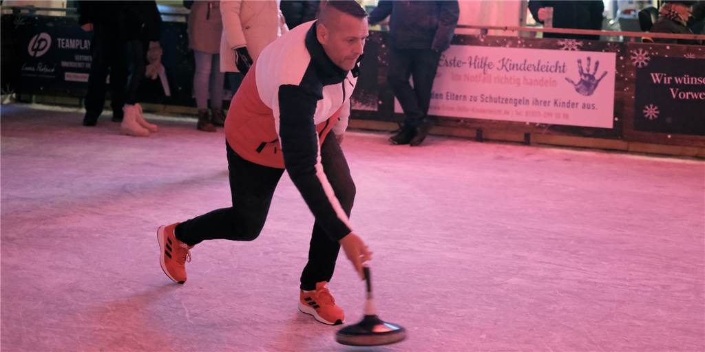 Trotz Corona: 286 Eisstockteams kämpfen um den Sieg Auf dem Eis die gewohnte Action, aber rund ums Eis gab es wesentlich weniger Besucher.