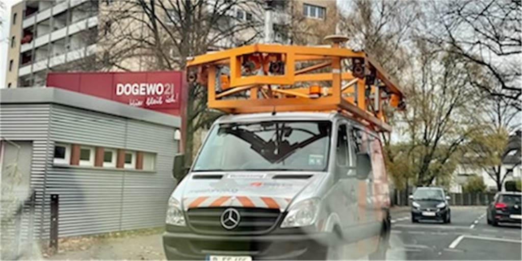 Auffällige Kamerafahrzeuge im Dortmunder Süden gehören nicht zu Google Der mit zig Kameras bestückte Wagen - hier unterwegs in der Overgünne - fällt auf.