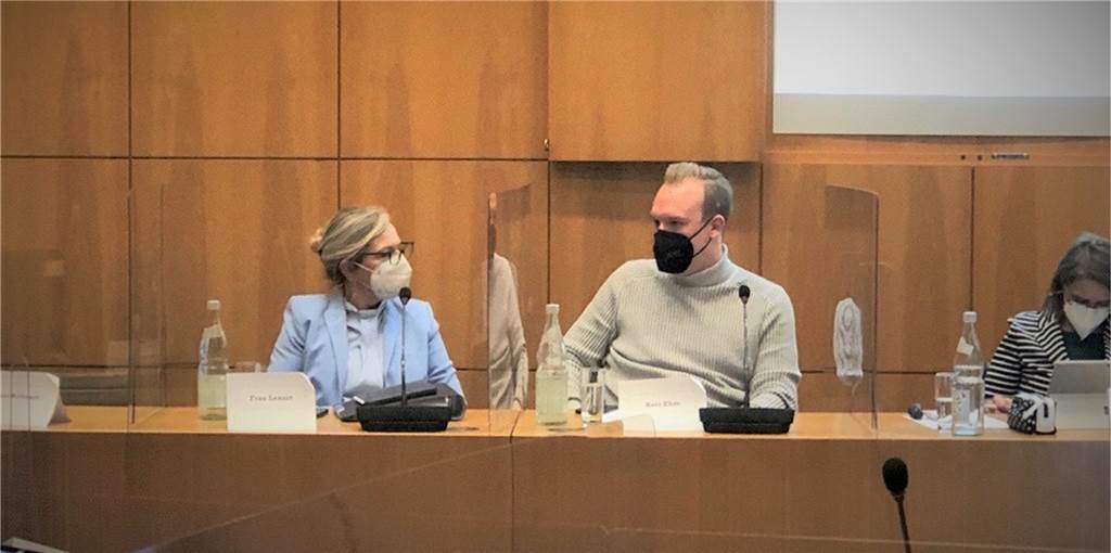3G-Verweigerinnen verlieren vor Gericht und verzichten auf Ausschuss Jonas Ehm (CDU) übernahm die Leitung der Umweltausschuss-Sitzung von Notburga Henke (Grüne), die wegen der Pflicht eines 3G-Nachweises auf die Teilnahme verzichtete.
