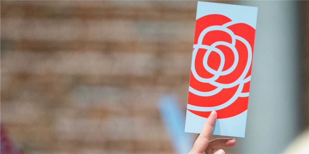 Delegierte heben bei der Vertreterversammlung für den Wahlkreis Unna I des SPD Unterbezirks Unna ihre Stimmkarte: Nicht alle Genossen wollen den Landtagsabgeordneten Hartmut Ganzke (55) aus Unna-Massen erneut im Landtag sehen.