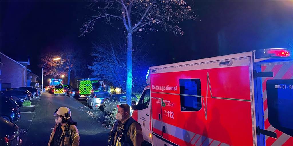 80-Jähriger mit Platzangst steckt im Aufzug fest und wird ohnmächtig Mit dem Einsatzstichwort "Person im Aufzug" wurde die Feuerwehr zur Straße "Hoher Kamp" alarmiert.