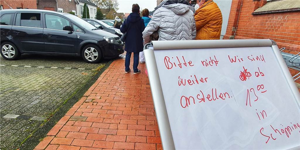 Ansturm auf Booster-Impfungen: Bitte hinten in der Reihe anstellen! Warten auf die Booster-Impfung: Am vergangenen Samstag bildeten sich lange Schlangen vor dem Kulturquadrat in Ahaus, wo das mobile Impfteam des Kreises seine Zelte aufgeschlagen hatte.
