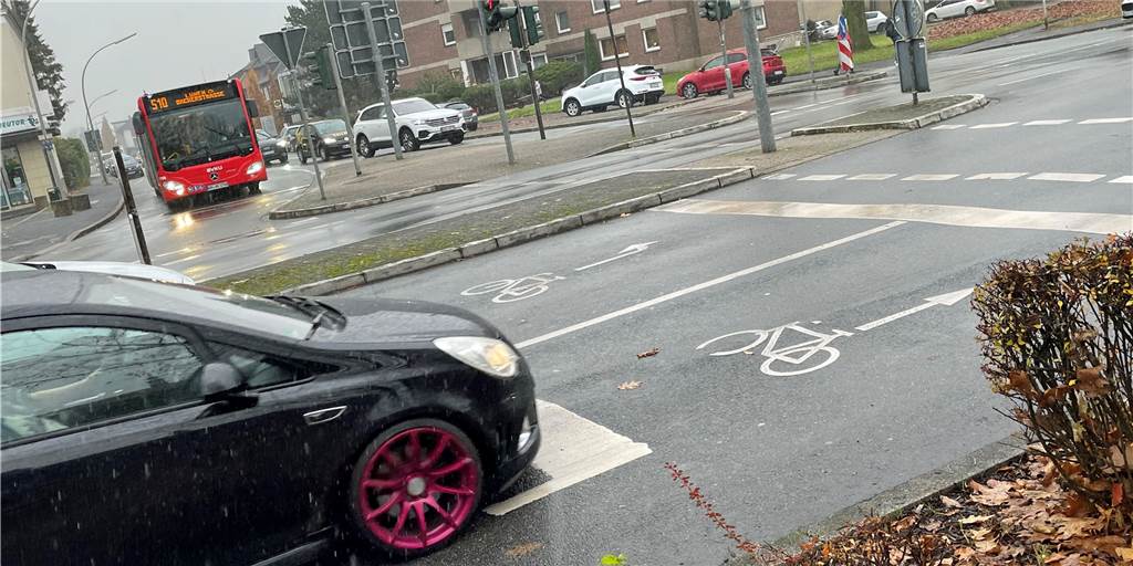 Grüne in Werne: Fahrrad-Wartezonen vor Ampeln sind zu gefährlich Die Grünen fordern ein bessere Markierung der sogenannten Fahrrad-Wartezonen; hier an der Kreuzung Neutor.