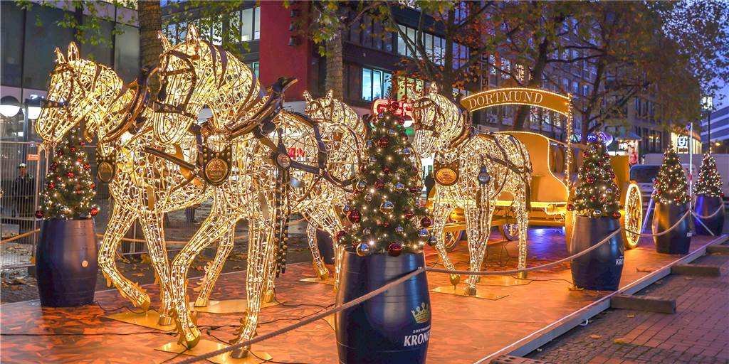 Viele Fotos: Spektakuläre Licht-Skulpturen verzaubern den Weihnachtsmarkt Eine von acht neuen weihnachtlichen Lichtinstallationen für die Dortmunder City ist die Bierkutsche.