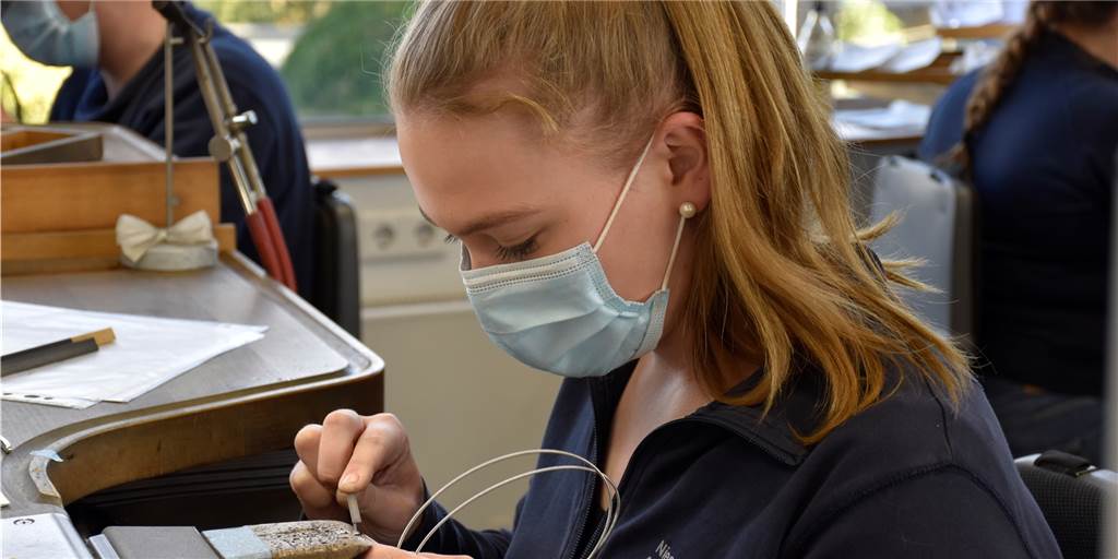 Antonia Leiking (21): Von der Praktikantin zur Goldschmiedin mit Auszeichnung Antonia Leiking an ihrem täglichen Arbeitsplatz in gewohnter Tätigkeit.