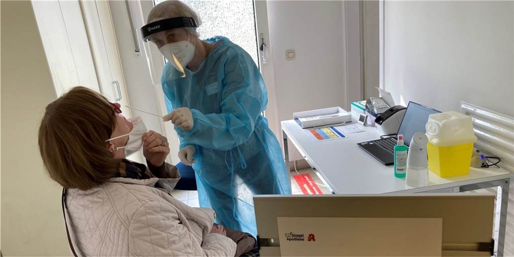 Kostenlose Schnelltests: Welche Teststellen gibt es in Lünen? Die Sonnen-Apotheke (hier ein Bild aus dem März) bietet wie verschiedene andere Stellen in Lünen weiterhin Corona-Tests an.
